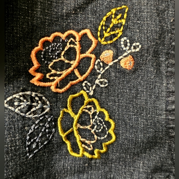 🌸 Cute denim top with 🌼 floral embroidery - Picture 2 of 5